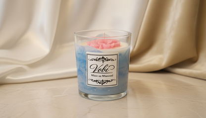 Luxury χειροποίητο κερί σόγιας Velora Candles σε μπλε ποτήρι με ροζ λουλούδι και άρωμα Dolce Gabbana & Brownies