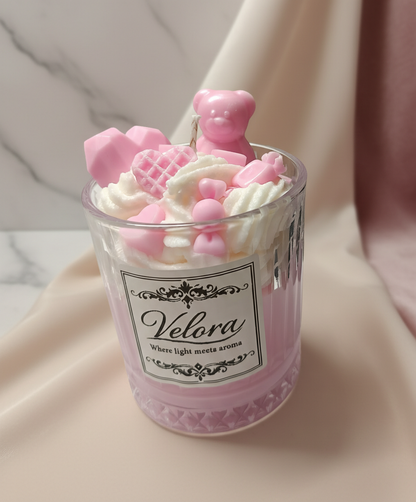 Χειροποίητο κερί σόγιας Velora Candles Pink Love με ροζ αρκουδάκια καρδιές και άρωμα Dolce Gabbana Brownie