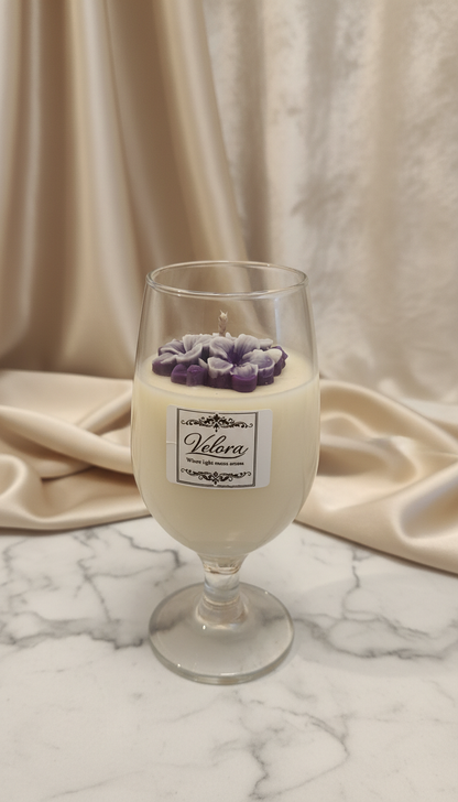 Luxury χειροποίητο κερί σόγιας Velora Candles Purple Cheesecake με μωβ λεπτομέρειες και άρωμα βανίλια