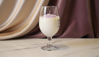 Luxury χειροποίητο κερί σόγιας Velora Candles Violet Baileys με μωβ λουλούδι και άρωμα λικέρ κρέμας