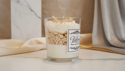 Gourmet χειροποίητο κερί σόγιας Velora Candles Baileys Crumble Dessert με σχέδιο γλυκού και άρωμα λικέρ