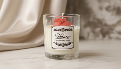 Χειροποίητο κερί σόγιας Velora Candles με κόκκινη καρδιά λουλούδια και άρωμα Cheesecake