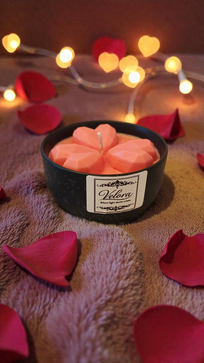 Χειροποίητο κερί σόγιας Velora Candles σε ροζ χρώμα με καρδούλες και άρωμα Cheesecake