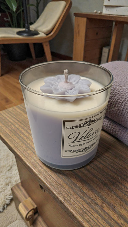 Premium χειροποίητο κερί σόγιας Velora Candles Noir Wood με μωβ λουλούδι και ξυλώδες άρωμα σανδαλόξυλο