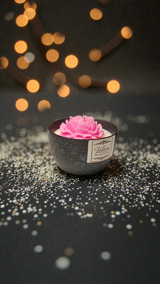 Χειροποίητο κερί σόγιας Velora Candles σε κομψό μπολ με μεγάλο ροζ τριαντάφυλλο και άρωμα Ουίσκι Καραμέλα

Το πλούσιο άρωμα Ουίσκι-Καραμέλα