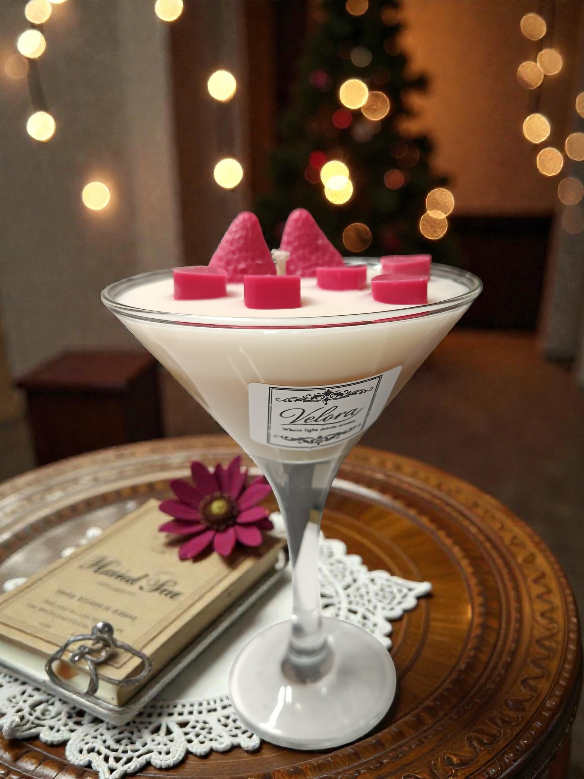 Χειροποίητο κερί σόγιας Velora Candles σε ποτήρι κοκτέιλ με φράουλες και άρωμα Ουίσκι Καραμέλα