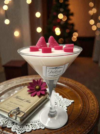 Χειροποίητο κερί σόγιας Velora Candles σε ποτήρι κοκτέιλ με φράουλες και άρωμα Ουίσκι Καραμέλα