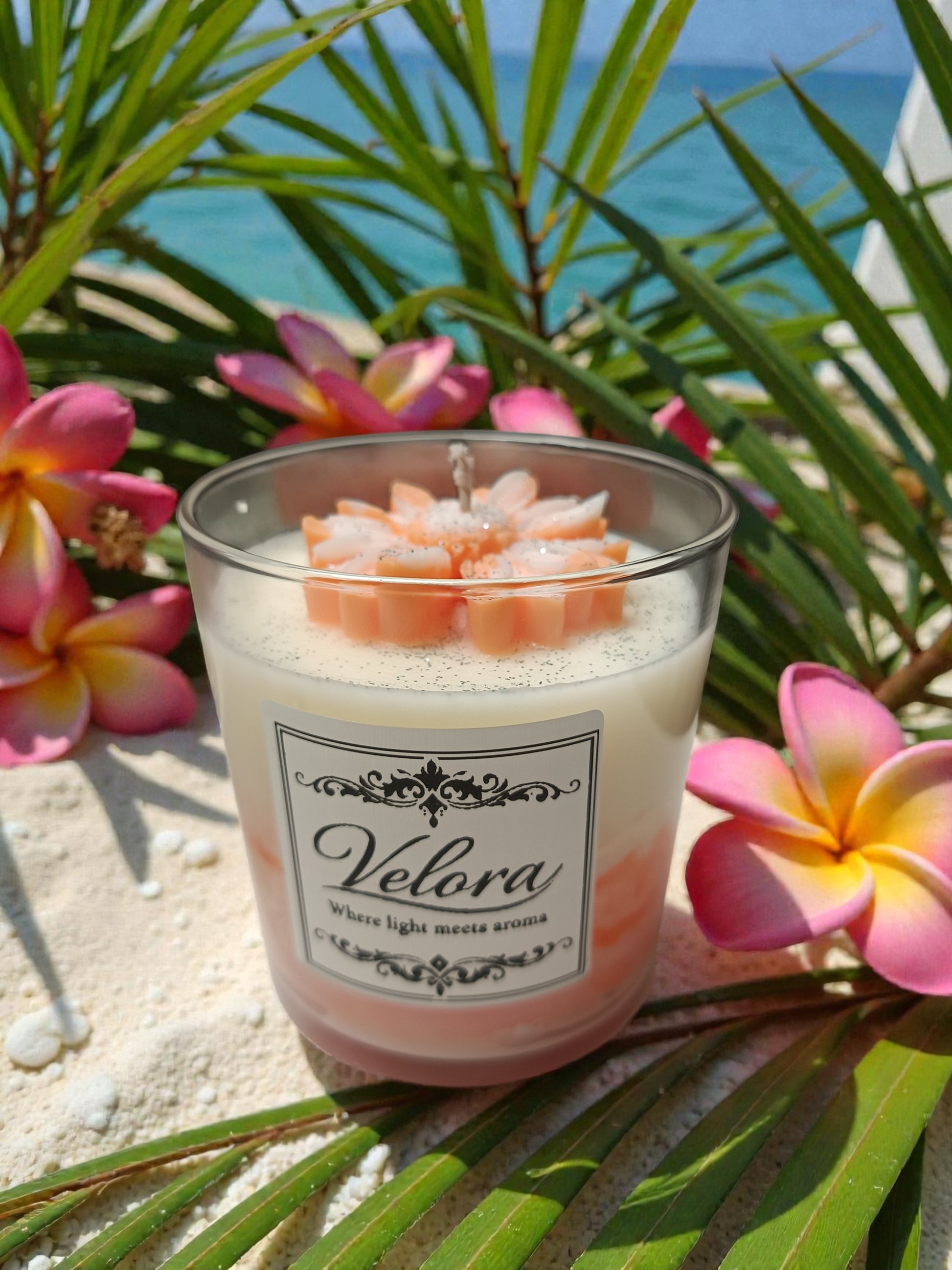 Luxury χειροποίητο κερί σόγιας Velora Candles με marble τεχνοτροπία πορτοκαλί λουλούδι και άρωμα Burberry Goddess