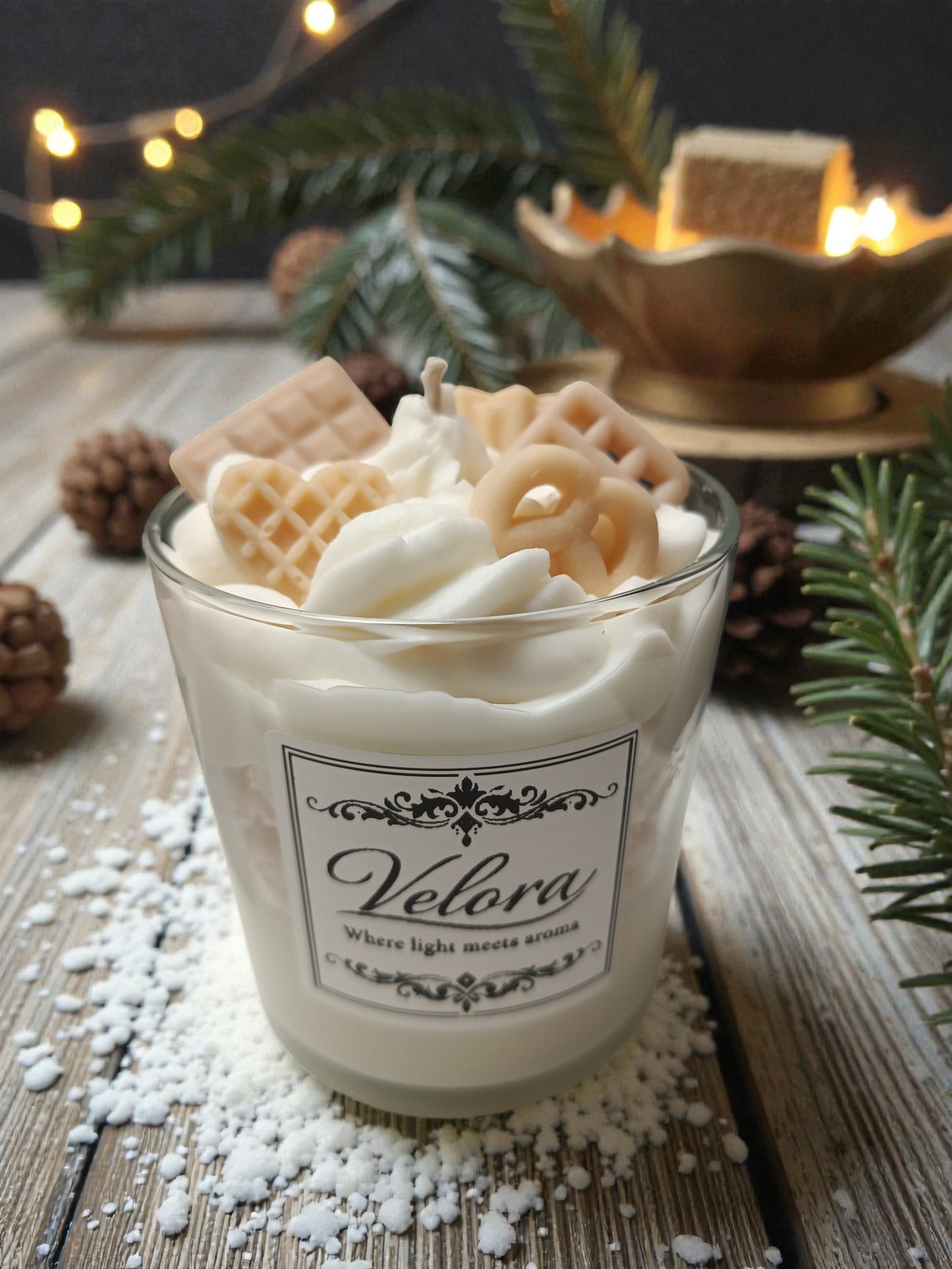 Χειροποίητο κερί σόγιας Velora Candles σχέδιο επιδόρπιο με crumble μπισκότου και άρωμα Baileys
