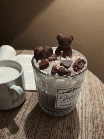 Χειροποίητο κερί σόγιας Velora Candles Cappuccino Salty Caramel 350g με σχέδιο αφρόγαλα και σοκολατάκια 