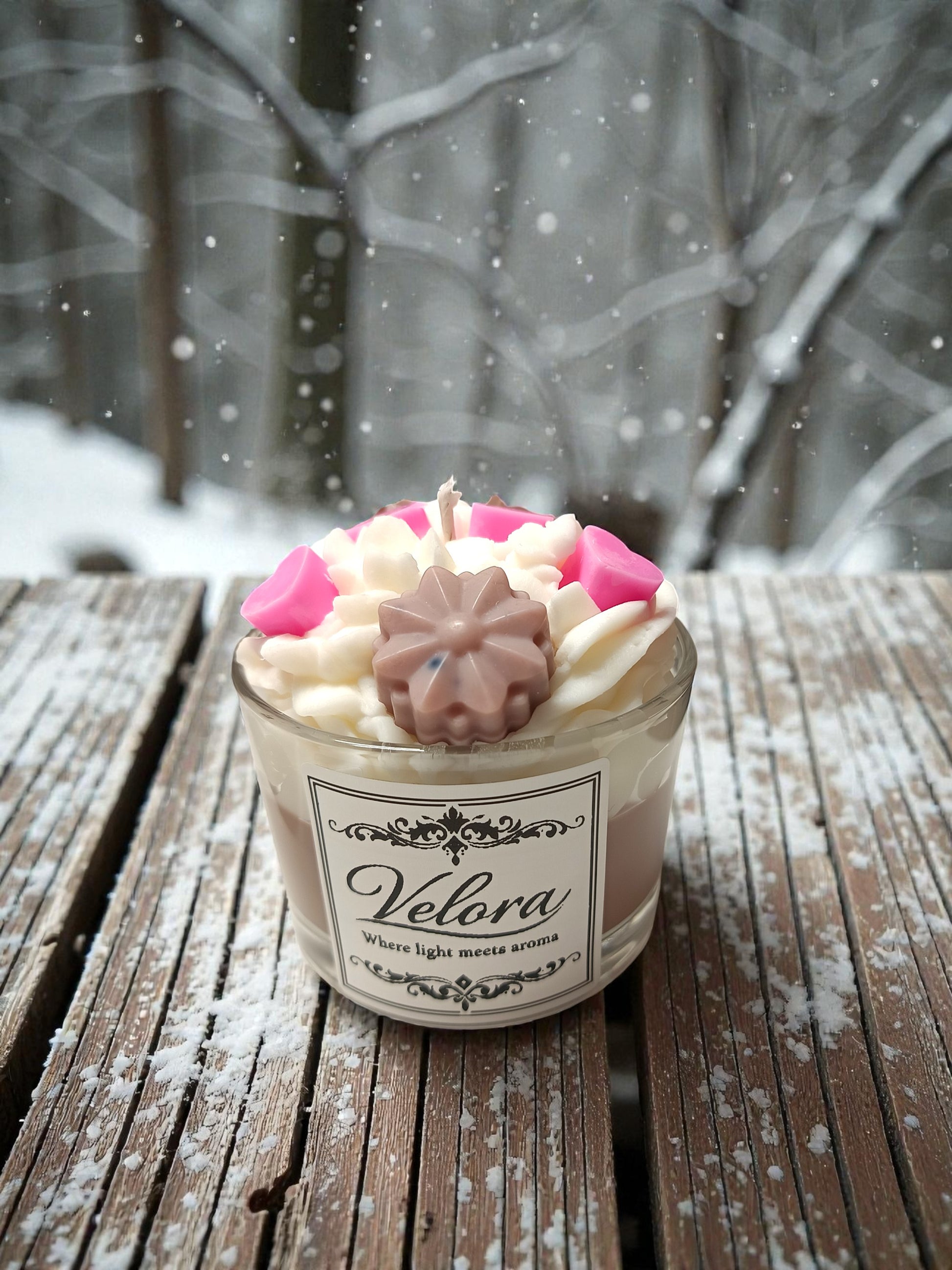 Χειροποίητο κερί σόγιας Velora Candles σε ποτήρι cappuccino με σαντιγί και άρωμα Burberry Goddess