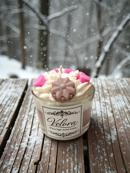 Χειροποίητο κερί σόγιας Velora Candles σε ποτήρι cappuccino με σαντιγί και άρωμα Burberry Goddess