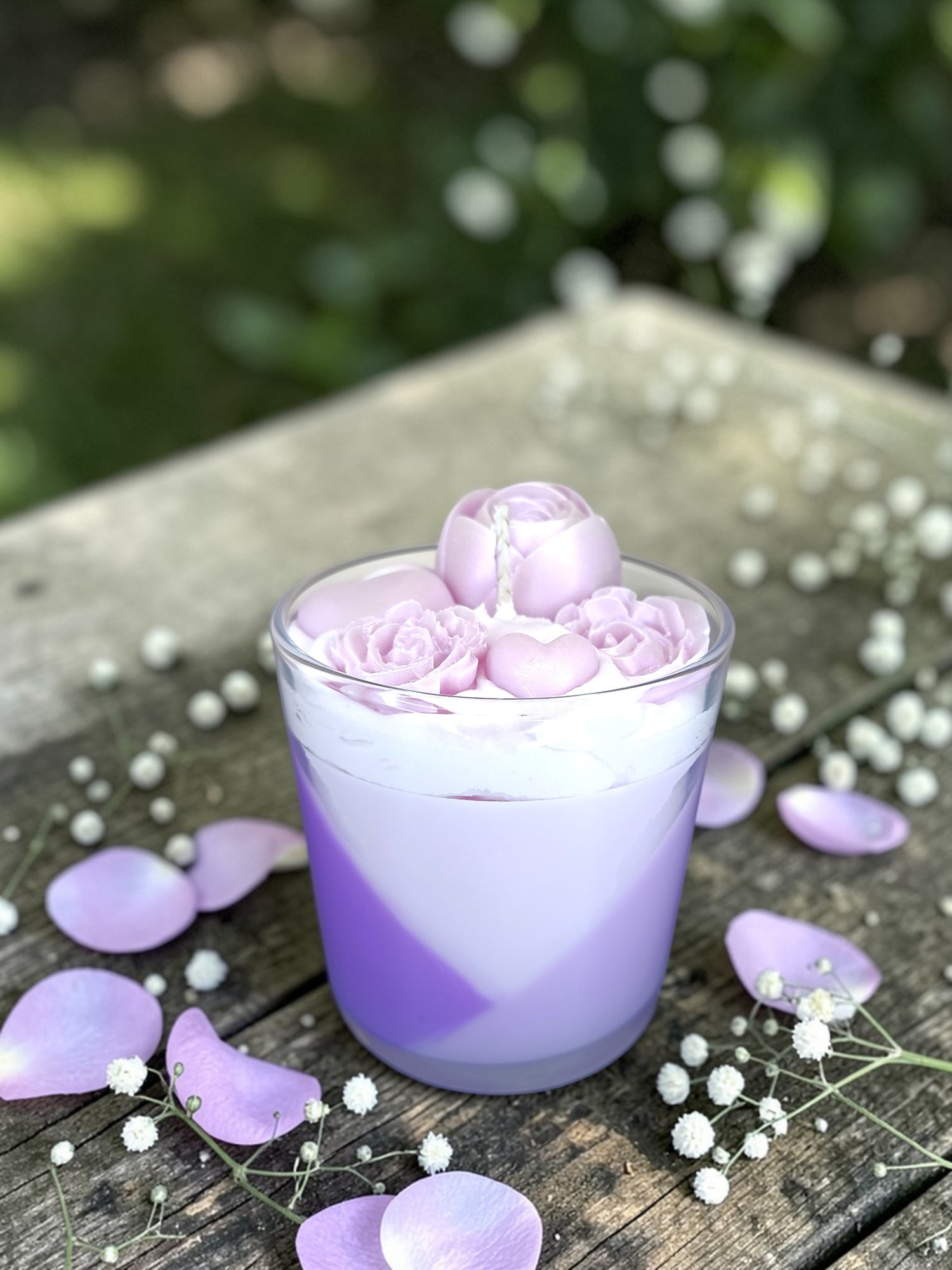 Χειροποίητο αρωματικό κερί σόγιας Velora σε μωβ μπολ με σχέδιο καρδιές και τριαντάφυλλο