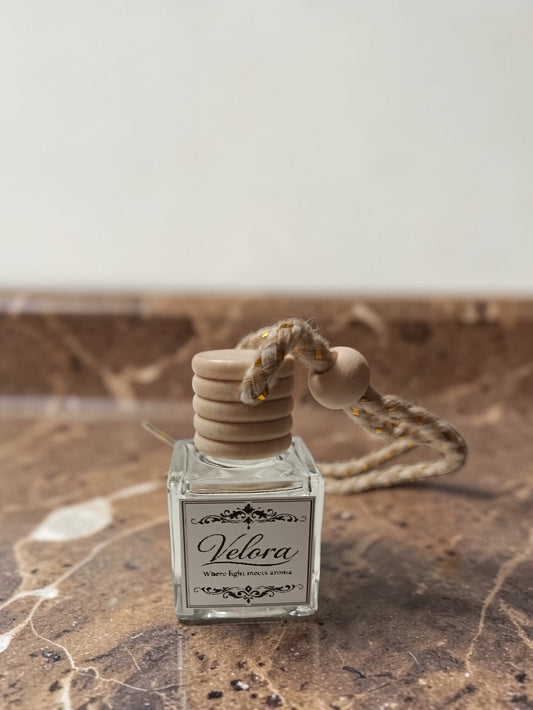 Χειροποίητο αρωματικό αυτοκινήτου Velora με φυσικό ξύλινο πώμα και άρωμα μακράς διάρκειας