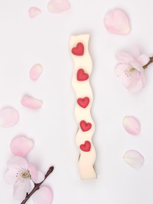 Χειροποίητη κυματιστή λαμπάδα σόγιας Velora με κόκκινες καρδιές και συσκευασία δώρου