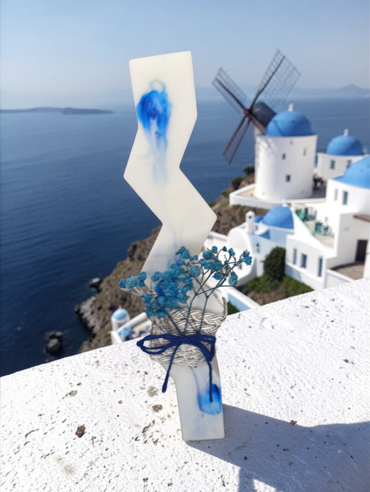 Χειροποίητη λευκή λαμπάδα σόγιας ζιγκ-ζαγκ με μπλε λουλούδια και συσκευασία δώρου | Velora Candles