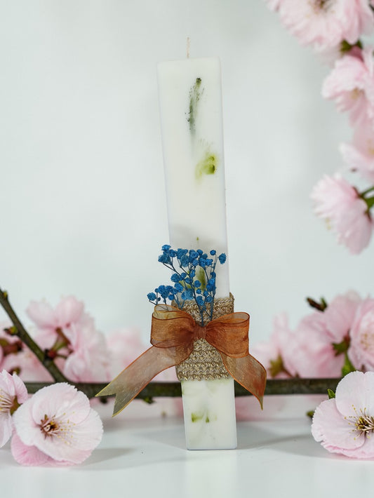 Χειροποίητη ορθογώνια minimal λαμπάδα σόγιας Velora με μπλε λουλούδι και κεραμιδί κορδέλα