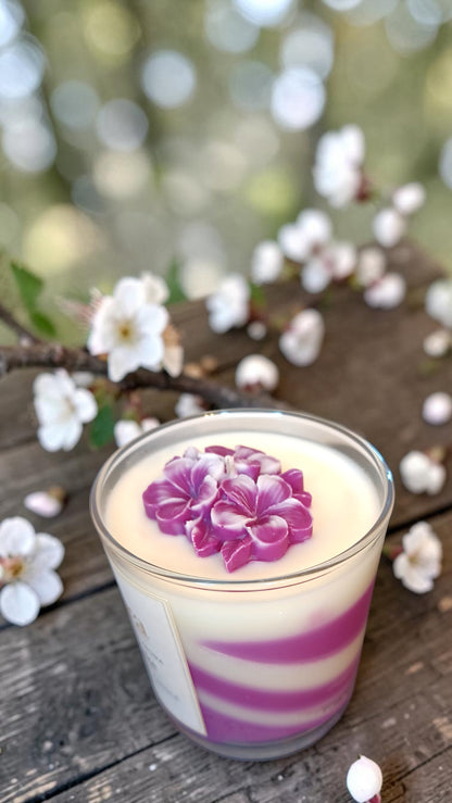 Χειροποίητο κερί σόγιας 320g με άρωμα Cheesecake, μωβ και λευκό marble σχέδιο, διακοσμητικό λουλούδι και γυάλινο ποτήρι από τη Velora Candles.