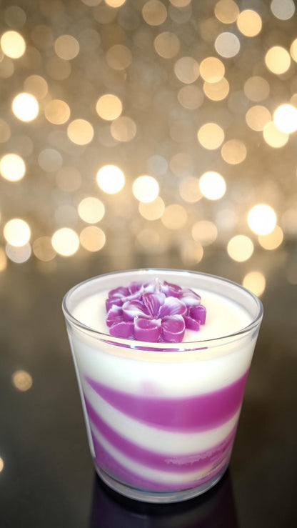 Χειροποίητο κερί σόγιας 320g με άρωμα Cheesecake, μωβ και λευκό marble σχέδιο, διακοσμητικό λουλούδι και γυάλινο ποτήρι από τη Velora Candles.