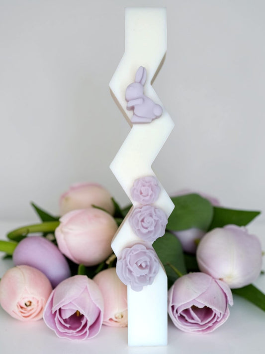 Χειροποίητη λαμπάδα σόγιας ζιγκ-ζαγκ με κερένιο λαγουδάκι και λουλούδια wax melts | Velora Candles